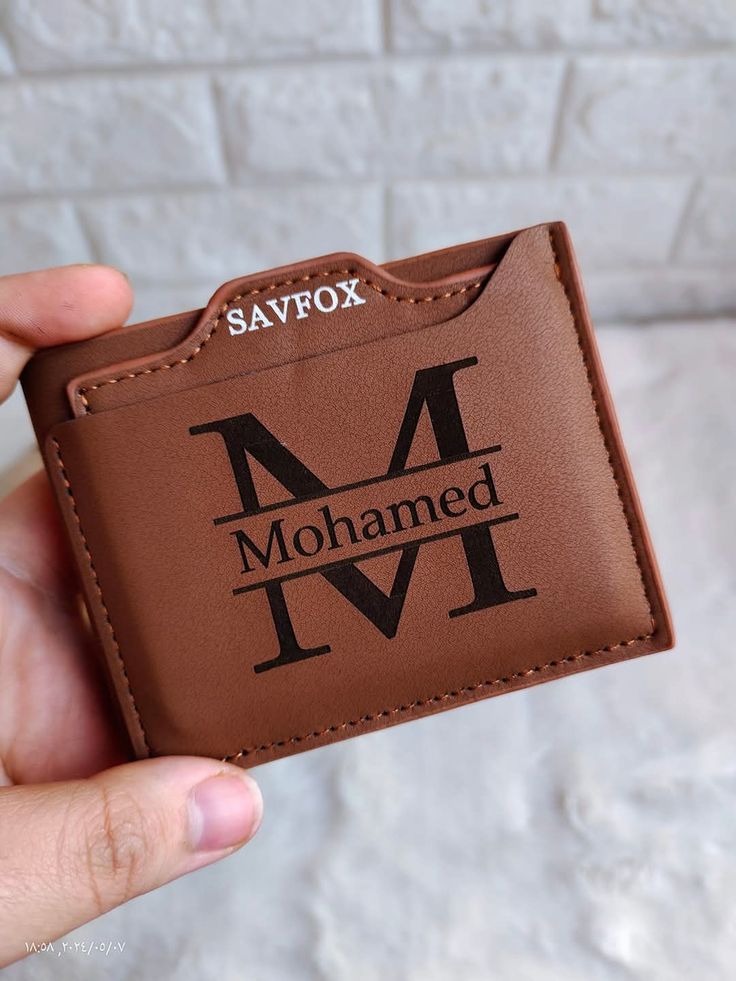 محفظة محفورة بالاسماء